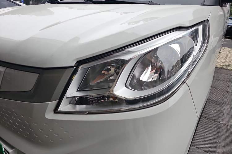 Used SAIC MAXUS EV30 2023 Pure-Electric Smart Logistics Expert with Long Wheelbase Guoxuan Left Front Headlight