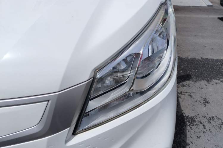 Used SAIC MAXUS EV30 2023 Pure-Electric Smart Logistics Expert with Long Wheelbase Guoxuan Left Front Headlight