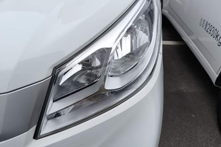Used SAIC MAXUS EV30 2023 Pure-Electric Smart Logistics Expert with Long Wheelbase Guoxuan Left Front Headlight