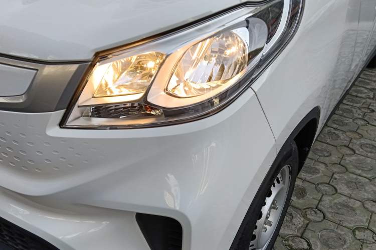 Used SAIC MAXUS EV30 2023 Pure-Electric Smart Logistics Expert with Long Wheelbase Guoxuan Left Front Headlight