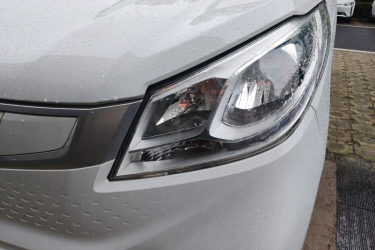 Used SAIC MAXUS EV30 2023 Pure-Electric Smart Logistics Expert with Long Wheelbase Guoxuan Left Front Headlight