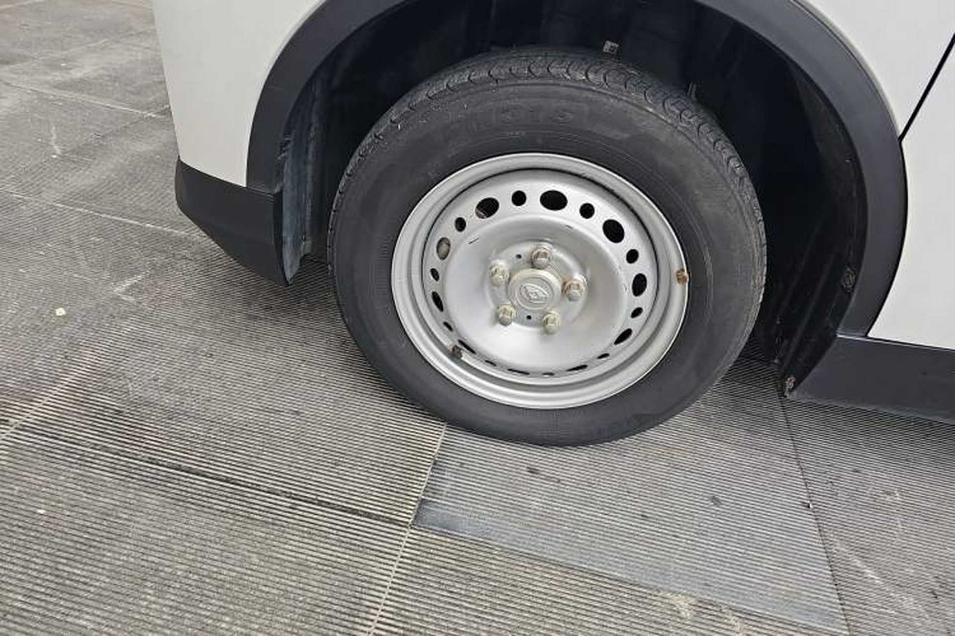 Used SAIC MAXUS EV30 2023 Pure-Electric Smart Logistics Expert with Long Wheelbase Guoxuan Left Front Wheel Hub