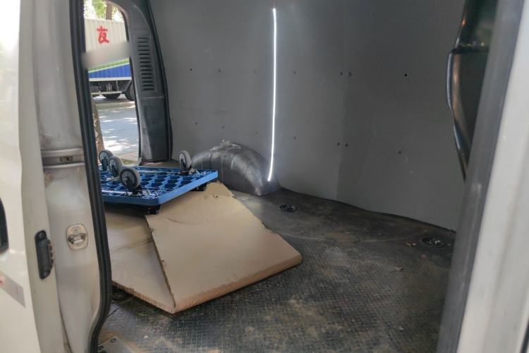 Used SAIC MAXUS EV30 2023 Pure-Electric Smart Logistics Expert with Long Wheelbase—Equipped with CATL Power Battery Left Rear Seat