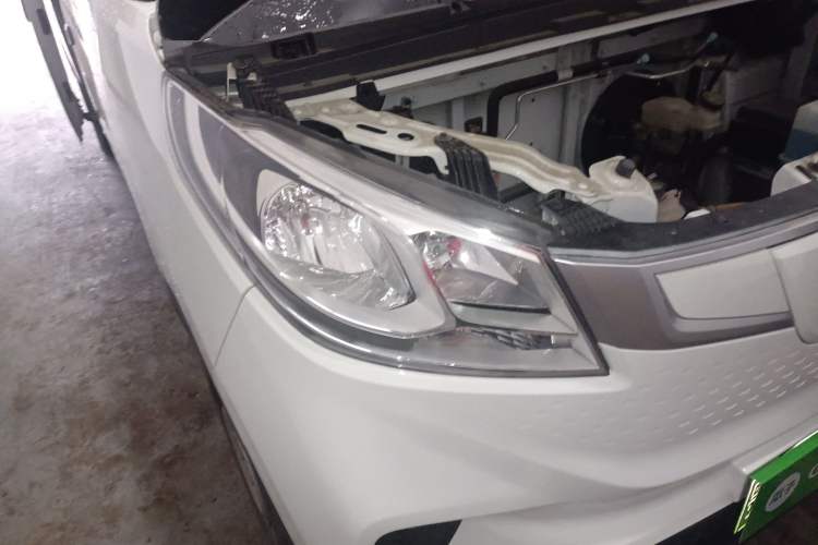 Used SAIC MAXUS EV30 2023 Pure-Electric Smart Logistics Expert with Long Wheelbase Guoxuan Right Front Headlight