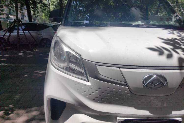 Used SAIC MAXUS EV30 2023 Pure-Electric Smart Logistics Expert with Long Wheelbase—Equipped with CATL Power Battery Right Front Headlight