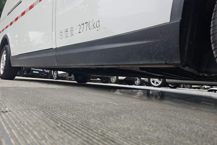 Used SAIC MAXUS EV30 2023 Pure-Electric Smart Logistics Expert with Long Wheelbase Guoxuan Right Side Sill