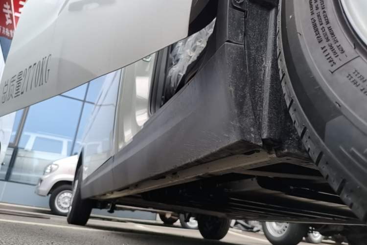 Used SAIC MAXUS EV30 2023 Pure-Electric Smart Logistics Expert with Long Wheelbase Guoxuan Right Side Sill