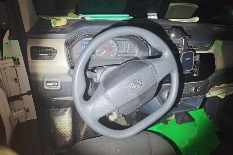 Used SAIC MAXUS EV30 2023 Pure-Electric Smart Logistics Expert with Long Wheelbase—Equipped with CATL Power Battery Steering Wheel