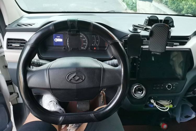Used SAIC MAXUS EV30 2023 Pure-Electric Smart Logistics Expert with Long Wheelbase—Equipped with CATL Power Battery Steering Wheel