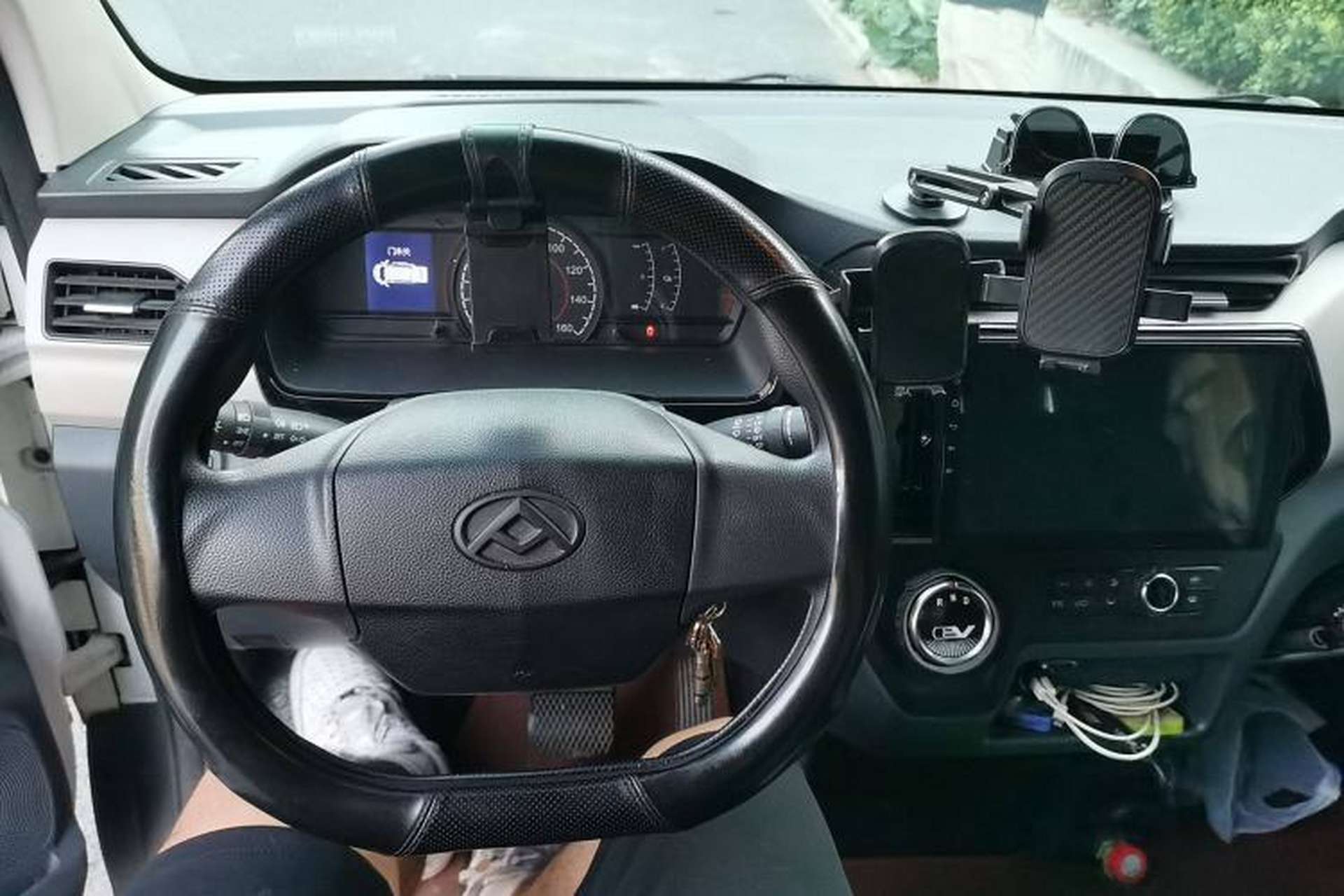 Used SAIC MAXUS EV30 2023 Pure-Electric Smart Logistics Expert with Long Wheelbase—Equipped with CATL Power Battery Steering Wheel