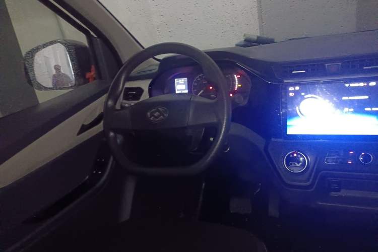 Used SAIC MAXUS EV30 2023 Pure-Electric Smart Logistics Expert with Long Wheelbase Guoxuan Steering Wheel
