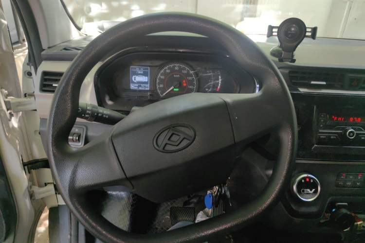 Used SAIC MAXUS EV30 2023 Pure-Electric Smart Logistics Expert with Long Wheelbase—Equipped with CATL Power Battery Steering Wheel