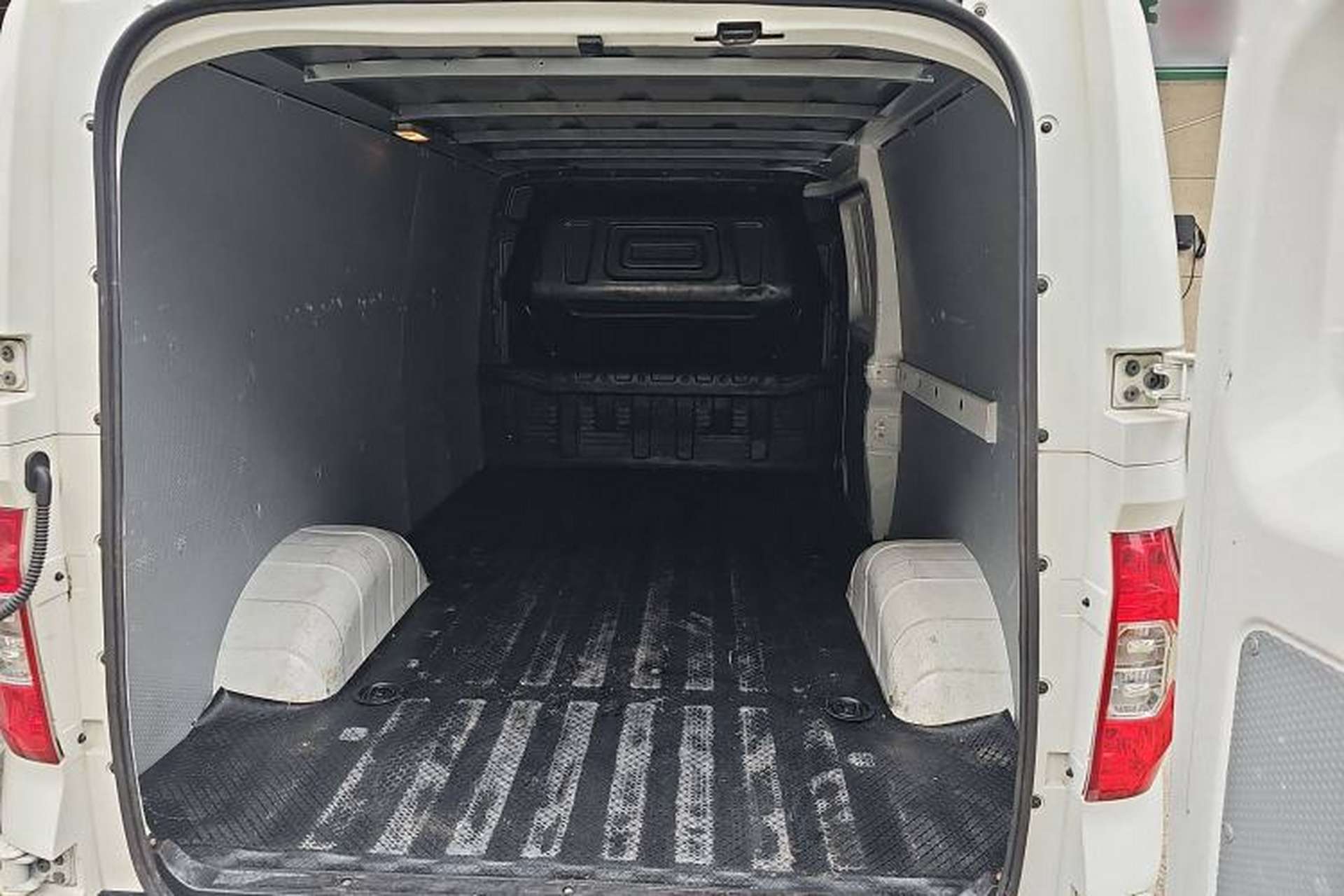 Used SAIC MAXUS EV30 2023 Pure-Electric Smart Logistics Expert with Long Wheelbase Guoxuan Trunk