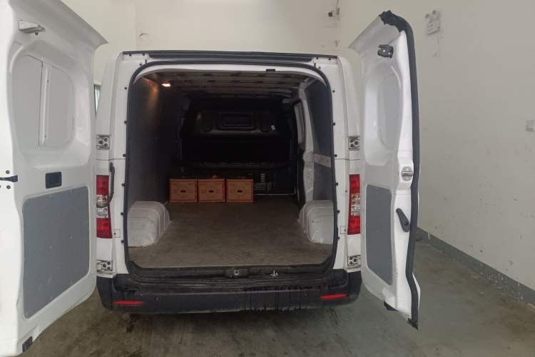 Used SAIC MAXUS EV30 2023 Pure-Electric Smart Logistics Expert with Long Wheelbase Guoxuan Trunk