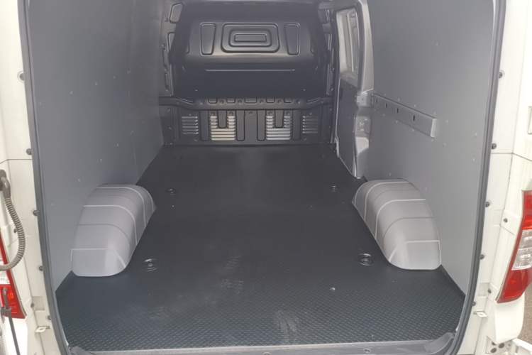 Used SAIC MAXUS EV30 2023 Pure-Electric Smart Logistics Expert with Long Wheelbase Guoxuan Trunk
