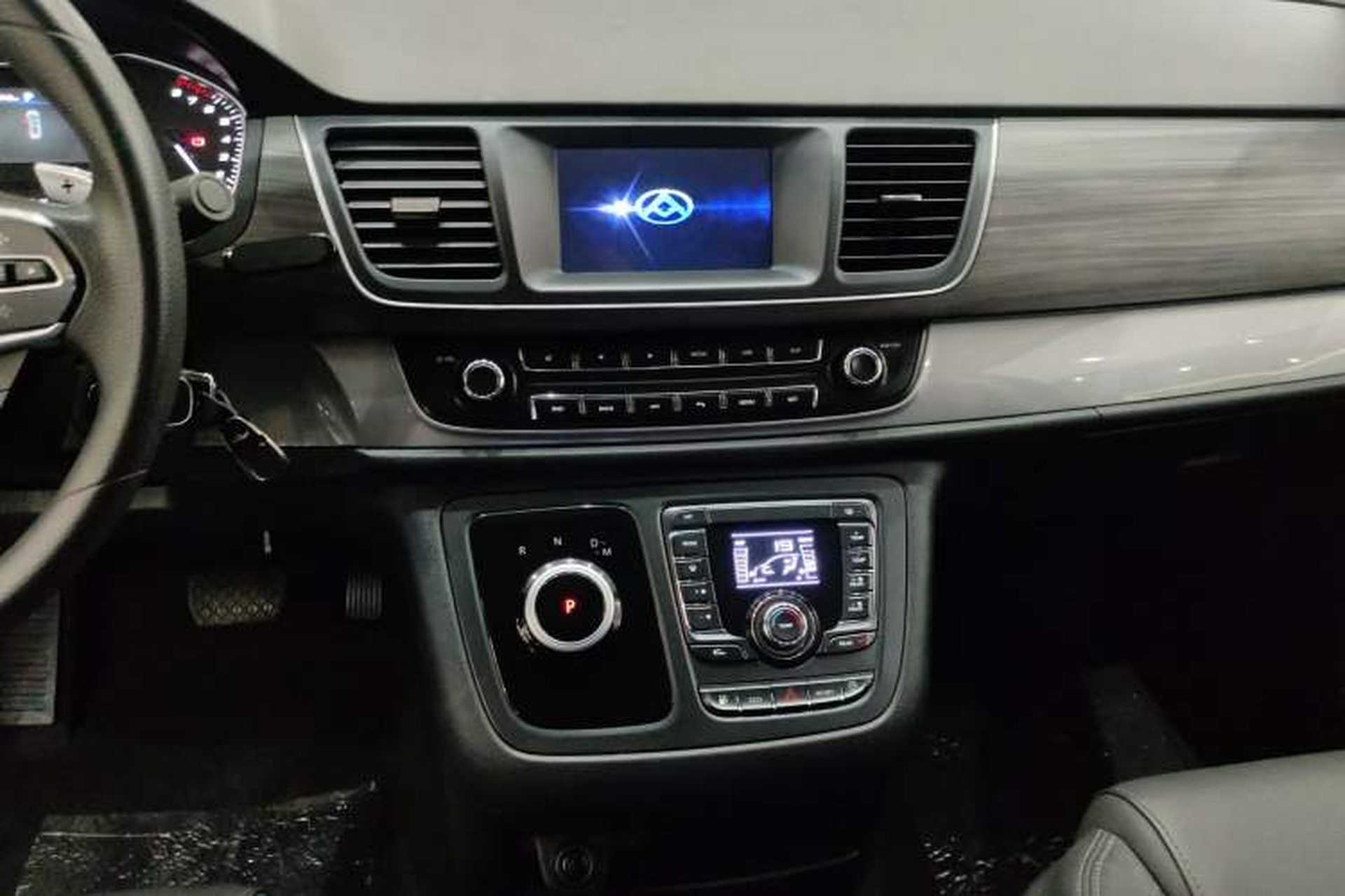 Used SAIC MAXUS G10 2022 2.0T Automatic Elite Edition Gasoline 7-Seater Audio And AC Panel