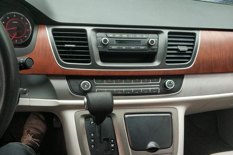 Used SAIC MAXUS G10 2016 2.0T Automatic Elite Edition Audio And AC Panel