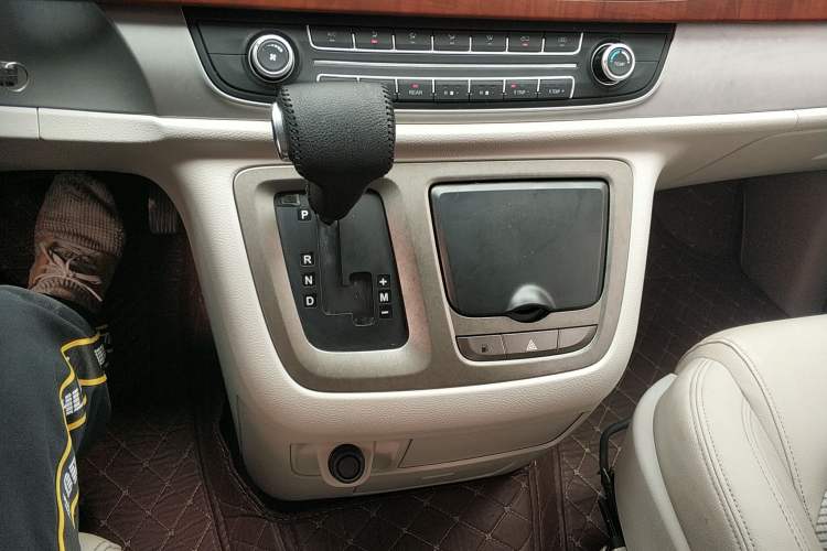 Used SAIC MAXUS G10 2016 2.0T Automatic Elite Edition Gear Lever
