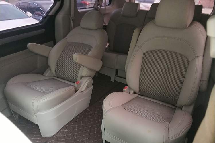Used SAIC MAXUS G10 2016 2.0T Automatic Elite Edition Interior 4