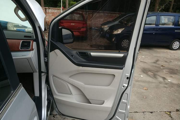 Used SAIC MAXUS G10 2016 2.0T Automatic Elite Edition Interior 5