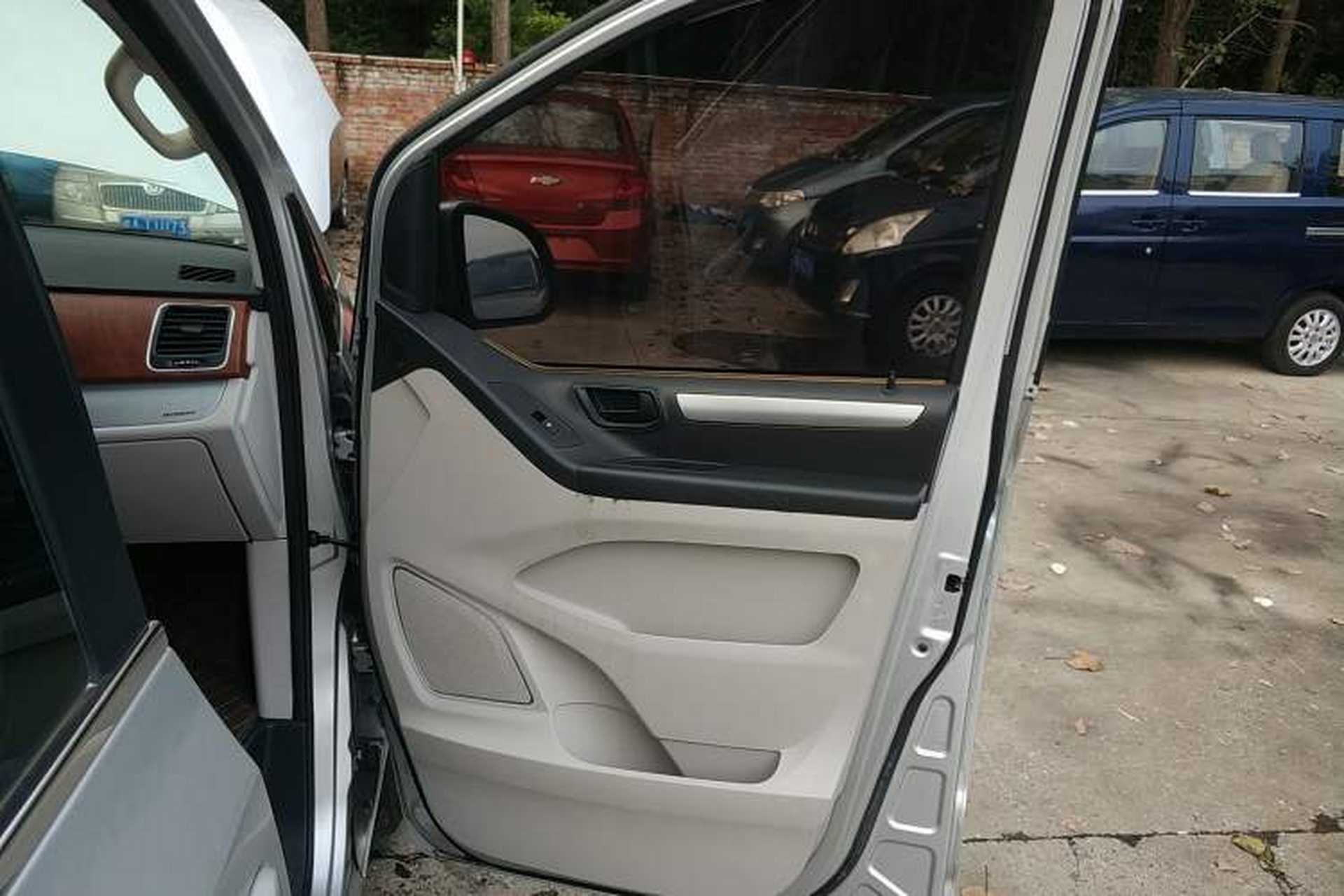 Used SAIC MAXUS G10 2016 2.0T Automatic Elite Edition Interior 5