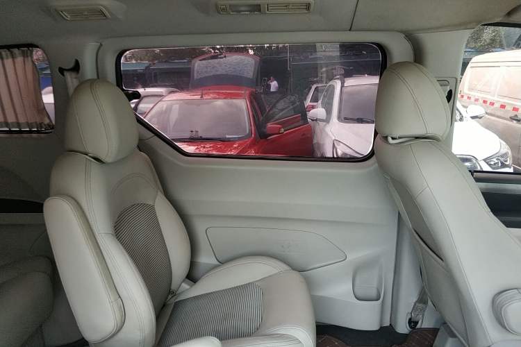 Used SAIC MAXUS G10 2016 2.0T Automatic Elite Edition Interior 8