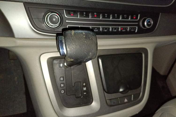 Used SAIC MAXUS G10 2014 2.0T Automatic Elite Edition Gear Lever
