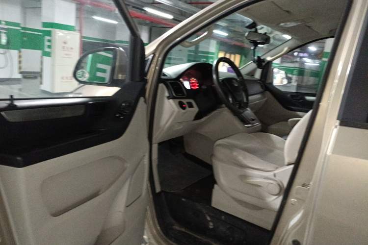 Used SAIC MAXUS G10 2014 2.0T Automatic Elite Edition Interior 3