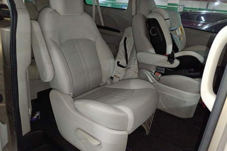 Used SAIC MAXUS G10 2014 2.0T Automatic Elite Edition Interior 4
