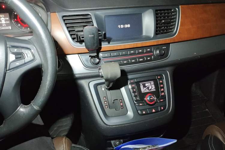 Used SAIC MAXUS G10 2014 2.0T Automatic Luxury Executive Edition Audio And AC Panel