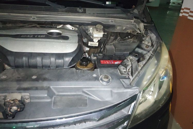 Used SAIC MAXUS G10 2014 2.0T Automatic Luxury Executive Edition Engine Bay Left