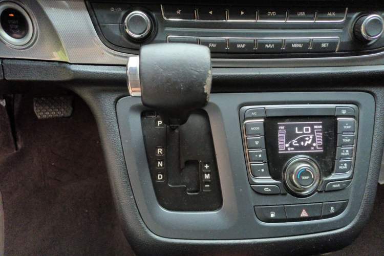 Used SAIC MAXUS G10 2014 2.0T Automatic Luxury Executive Edition Gear Lever