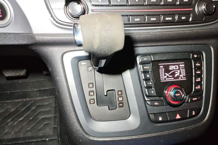 Used SAIC MAXUS G10 2014 2.0T Automatic Luxury Executive Edition Gear Lever