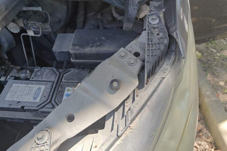 Used SAIC MAXUS G10 2014 2.0T Automatic Elite Edition Engine Bay Left