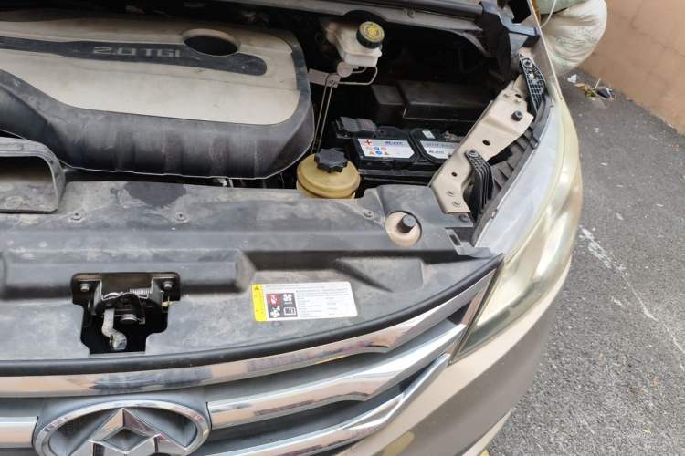 Used SAIC MAXUS G10 2014 2.0T Automatic Elite Edition Engine Bay Left