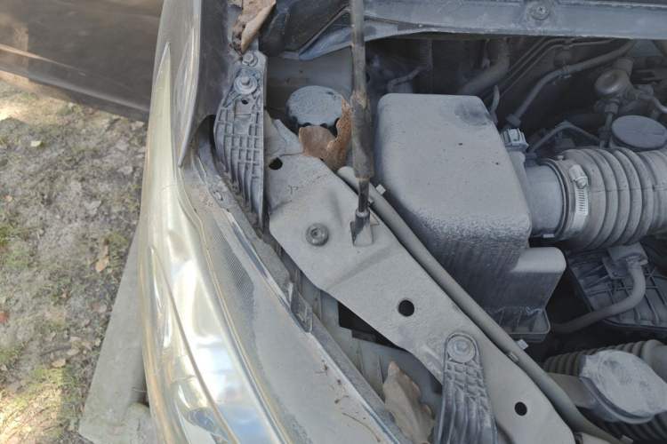 Used SAIC MAXUS G10 2014 2.0T Automatic Elite Edition Engine Bay Right