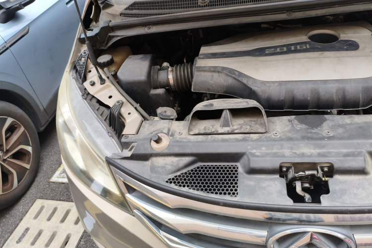 Used SAIC MAXUS G10 2014 2.0T Automatic Elite Edition Engine Bay Right