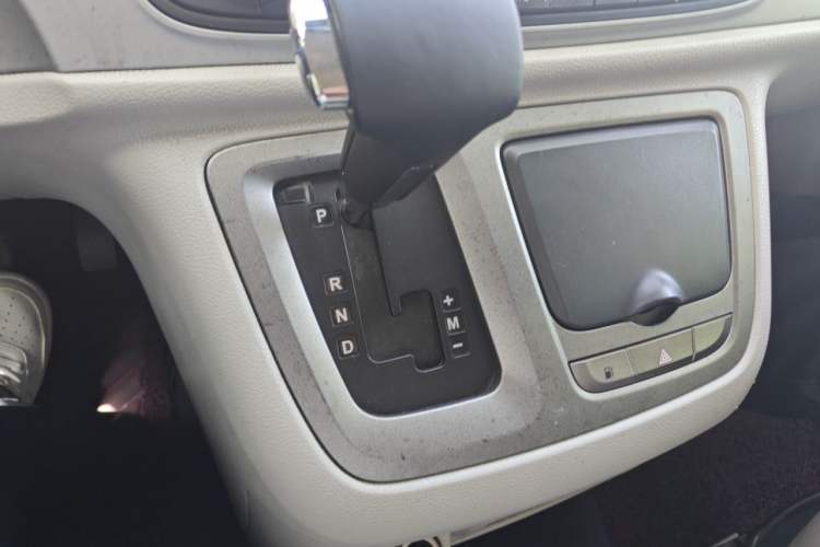 Used SAIC MAXUS G10 2014 2.0T Automatic Elite Edition Gear Lever