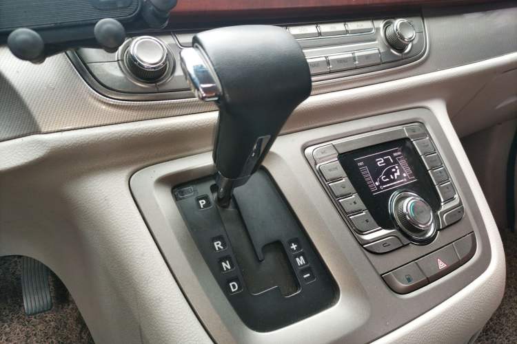 Used SAIC MAXUS G10 2014 2.0T Automatic Elite Edition Gear Lever