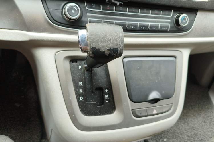 Used SAIC MAXUS G10 2014 2.0T Automatic Elite Edition Gear Lever