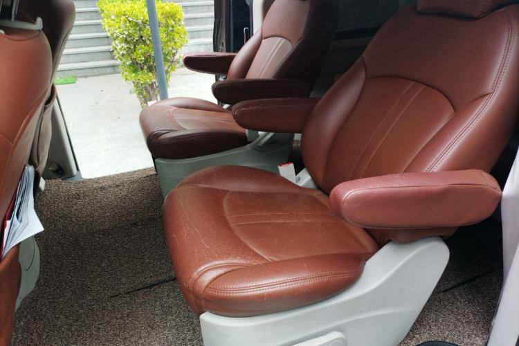 Used SAIC MAXUS G10 2014 2.0T Automatic Elite Edition Interior 4