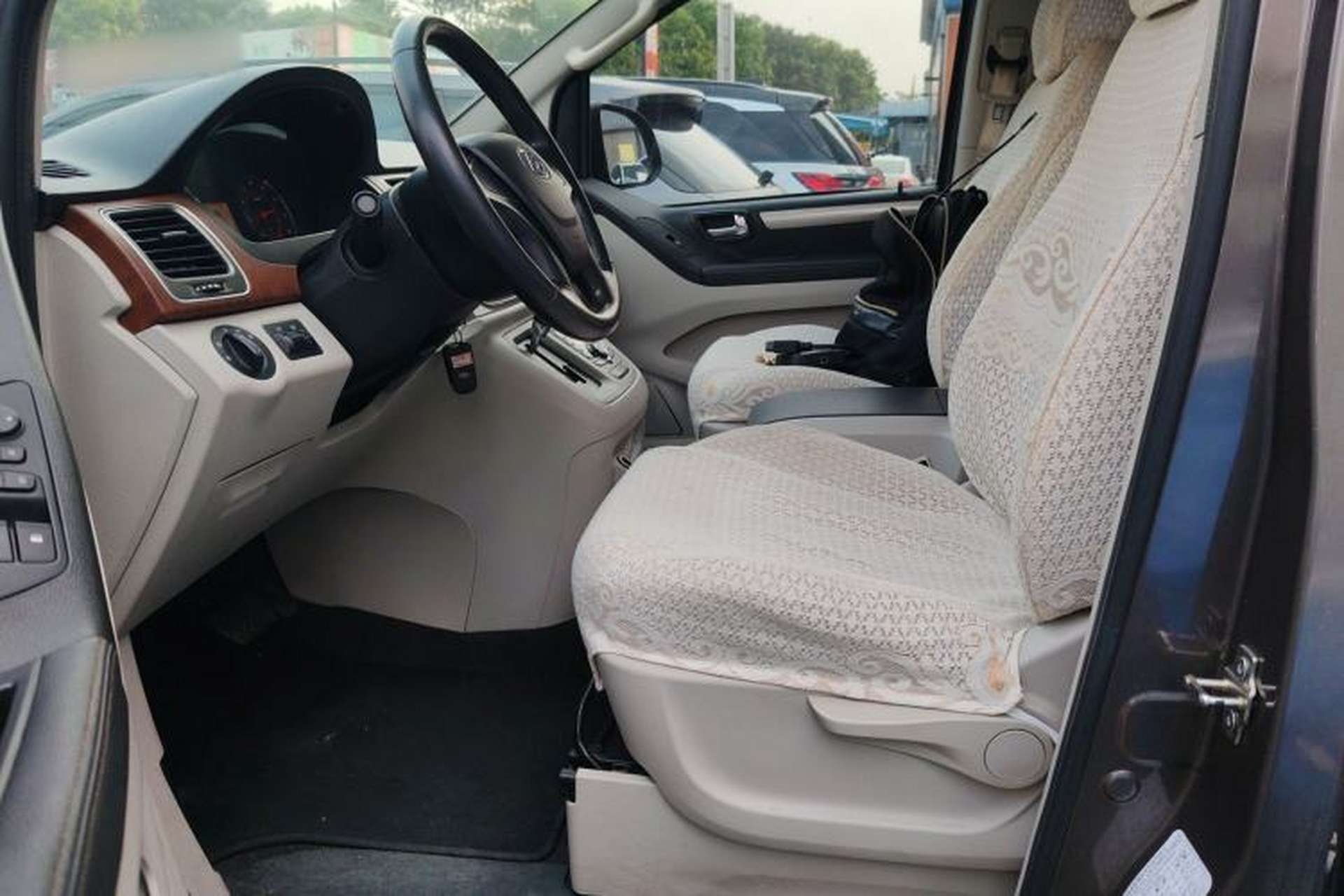 Used SAIC MAXUS G10 2014 2.0T Automatic Luxury Edition Left Front Seat
