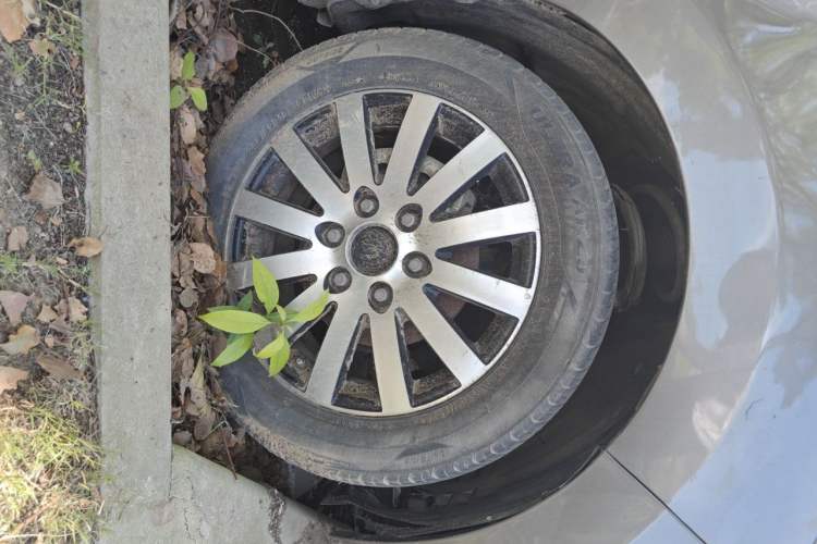 Used SAIC MAXUS G10 2014 2.0T Automatic Elite Edition Right Front Wheel Hub