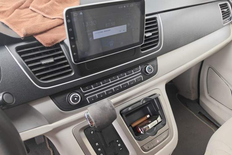 Used SAIC MAXUS G10 2014 2.0T Automatic Elite Edition Audio And AC Panel