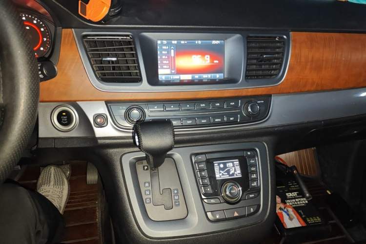 Used SAIC MAXUS G10 2014 2.0T Automatic Luxury Executive Edition Audio And AC Panel