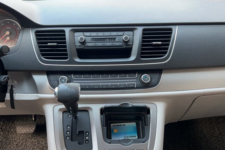 Used SAIC MAXUS G10 2014 2.0T Automatic Elite Edition Audio And AC Panel