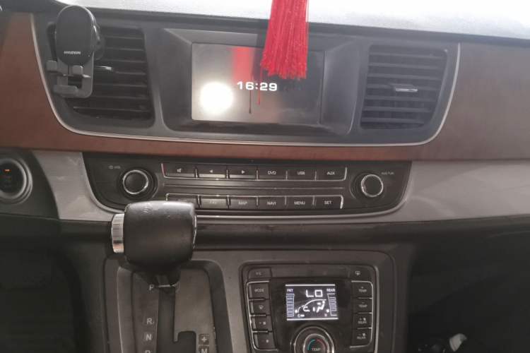 Used SAIC MAXUS G10 2014 2.0T Automatic Luxury Executive Edition Audio And AC Panel