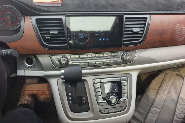 Used SAIC MAXUS G10 2014 2.0T Automatic Luxury Executive Edition Audio And AC Panel