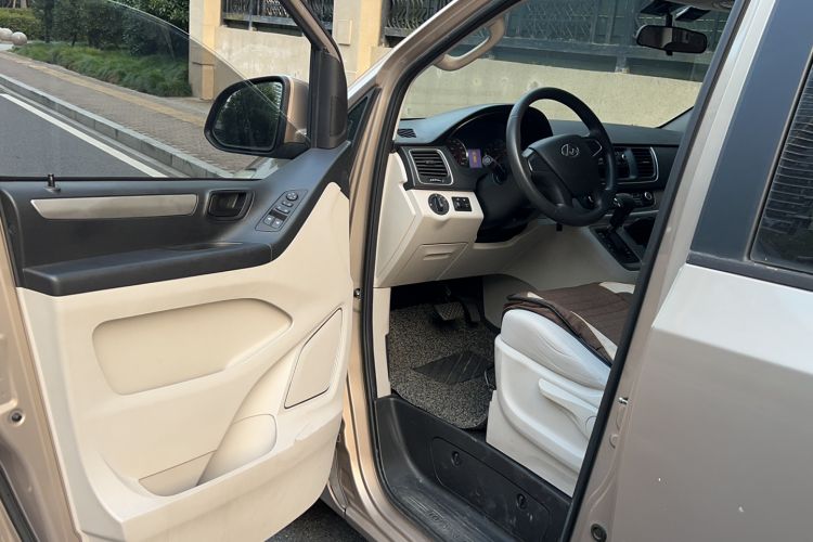 Used SAIC MAXUS G10 2014 2.0T Automatic Elite Edition Driver Seat