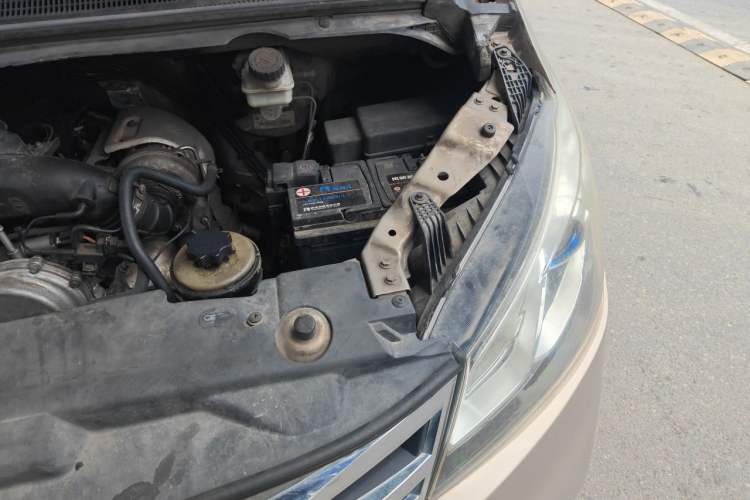 Used SAIC MAXUS G10 2014 2.0T Automatic Elite Edition Engine Bay Left